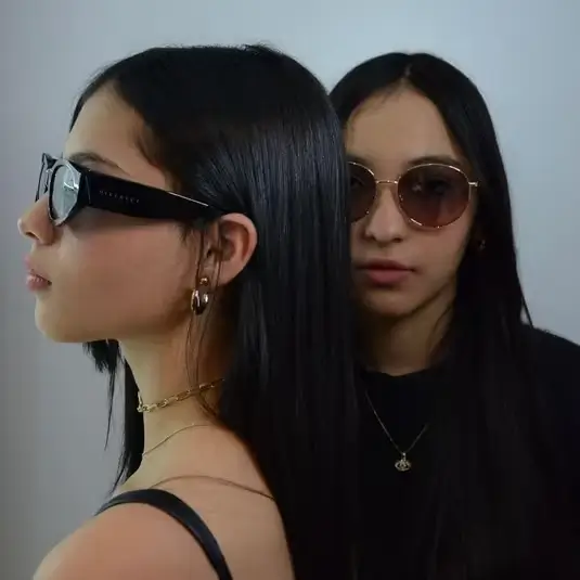 Modelos usando lentes de sol de Óptica Diversce